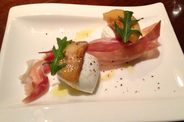 Mozzarella - apple mostarda, prosciutto, Spiaggia extra virgin olive oil